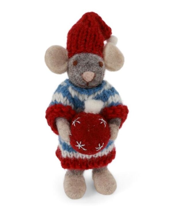 Souris à la boule de Noël, figurine de Noël en laine feutrée représentant une petite souris avec un ornement à accrocher dans le sapin de Noël ou à poser sur un meuble.